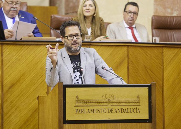 El portavoz de Adelante Andalucía, José Ignacio García, este jueves en el Pleno en la defensa de la Moción sobre salud mental.