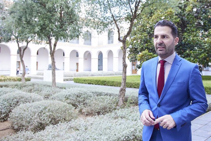 El número 3 del PSOE-A y miembro de la mesa del Parlamento de Andalucía, Noel López, atiende a los medios de comunicación en el Parlamento de Andalucía, a 31 de mayo de 2023 en Sevilla (Andalucía, España). (Foto de archivo).