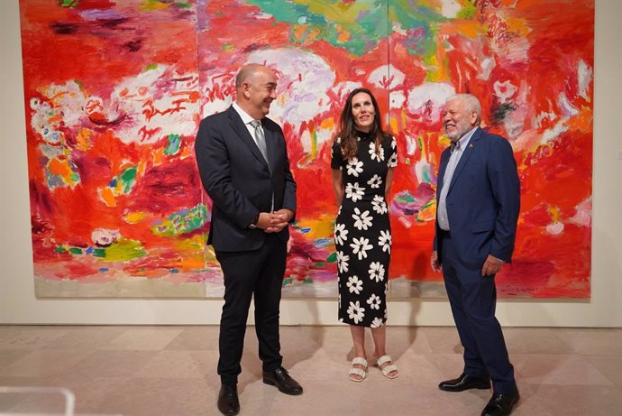 El presidente de la Diputación, Miguel Ángel de Vicente, la directora del Museo, Ana Doldán y el pintor Willy Ramos, ante una de sus obras (Dip Segovia)