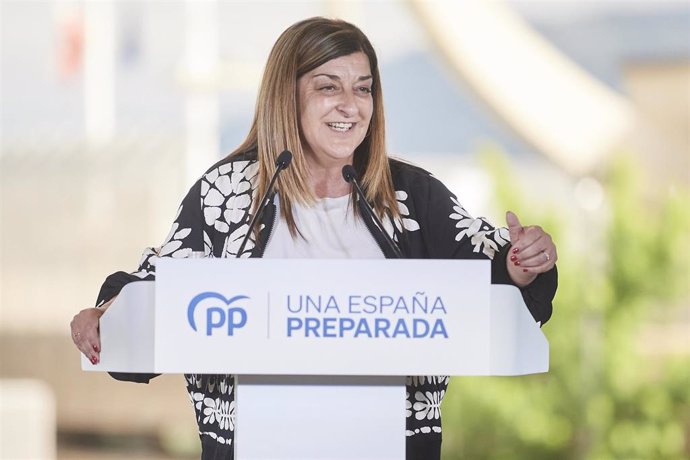 La presidenta del PP de Cantabria, María José Sáenz de Buruaga,  en la Junta Directiva regional del partido.