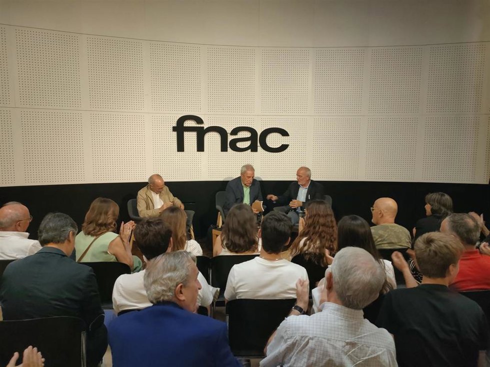 El periodista Jordi Bordas, el exespía Fernando San Agustín y el periodista Eduardo Martín de Pozuelo presentan el libro de San Agustín 'La trastienda' en Fnac Triangle de Barcelona (Cataluña, España) el 15 de junio de 2023