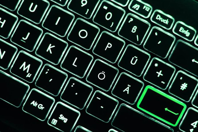 Archivo - Un teclado iluminado en verde