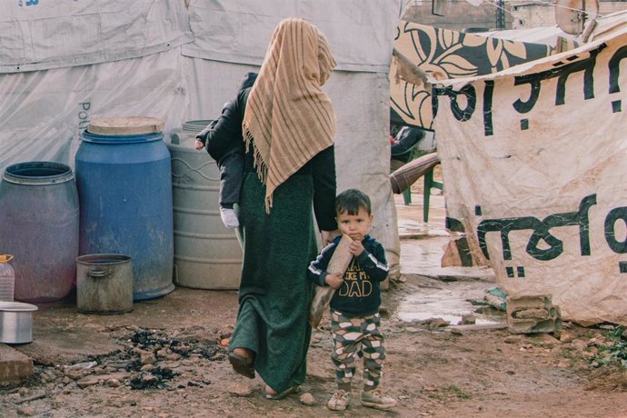 Archivo - Una madre y un niño sirios en un campamento de refugiados
