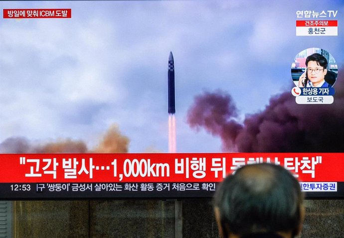 Archivo - Una pantalla de televisión muestra imágenes de archivo del lanzamiento de un misil balístico de largo alcance de Corea del Norte   