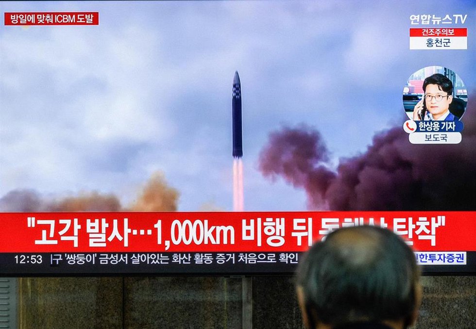 Archivo - Una pantalla de televisión muestra imágenes de archivo del lanzamiento de un misil balístico de largo alcance de Corea del Norte