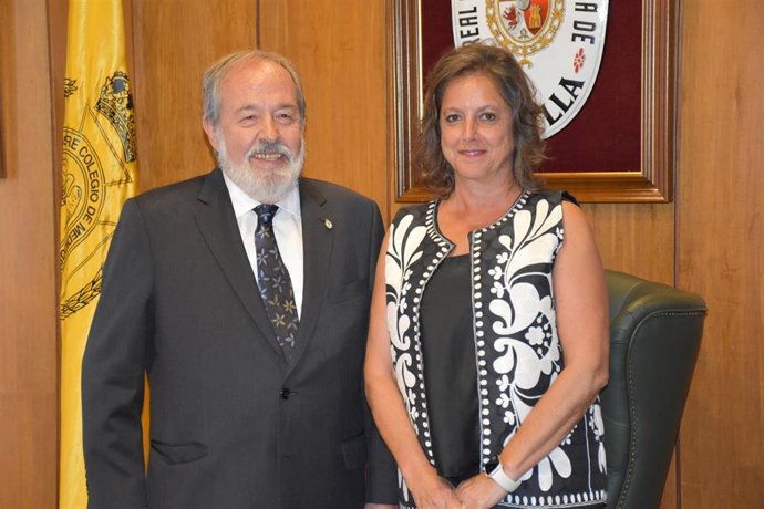 Catalina García participa en la toma de posesión del presidente del Colegio de Médicos