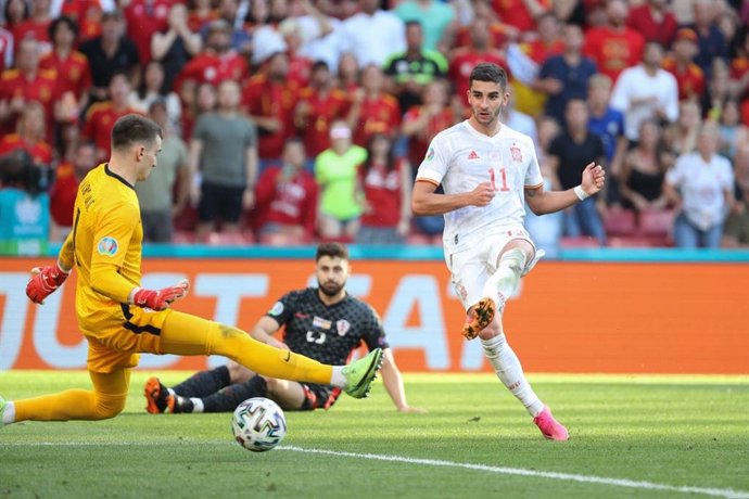 Archivo - Ferrán Torres anota el 3-1 en el Croacia-España de octavos de final de la Eurocopa 2020