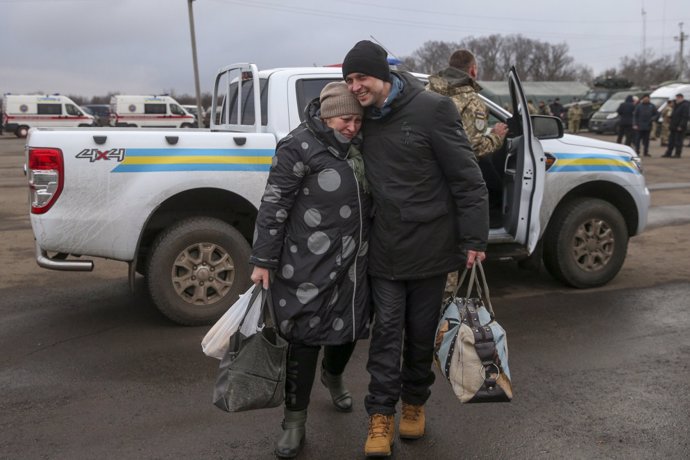 Archivo - Un prisionero de guerra ucraniano llega a Odradivka (Ucrania)