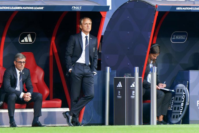 15 June 2023, Netherlands, Enschede: Italy coach Roberto Mancini stands during the UEFA Nations League Semifinal soccer match between Spain and Italy at the De Grolsch Veste Stadium. Photo: Emmanuele Mastrodonato/LPS via ZUMA Press Wire/dpa