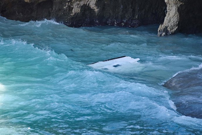 Archivo - October 6, 2022, Kythira island, Greece: Bodies are seen floating amongst debris after a sailboat carrying migrants smashed into rocks and sank off the island of Kythira, southern Greece, . Residents of a Greek island pulled shipwrecked migran