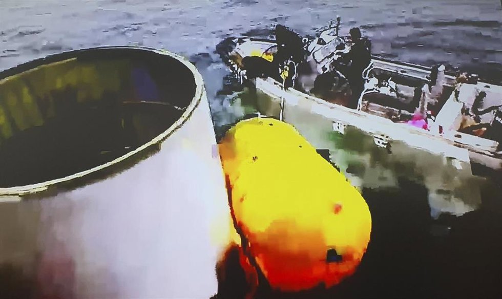 Imagen de archivo de las autoridades de Corea del Sur en las labores de recuperación del satélite militar norcoreano