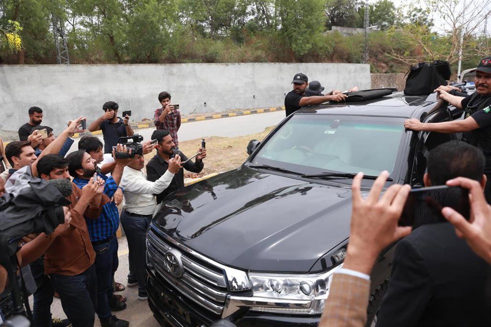 Un vehículo que transporta al ex primer ministro de Pakistán Imran Jan sale del Tribunal Superior de Islamabad