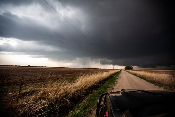 Archivo - Imagen de archivo de un tornado a su paso por Texas