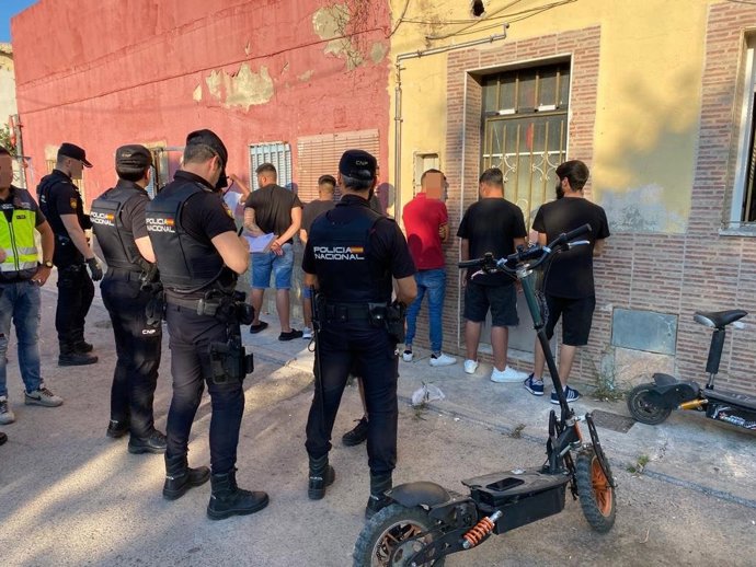 Nota De Prensa " La Policía Nacional Despliega Un Dispositivo De Prevención De La Delincuencia En El Barrio De Xenillet "