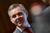 Miñones anuncia un CISNS a fin de mes para debatir la retirada de la mascarilla en centros de salud y farmacias