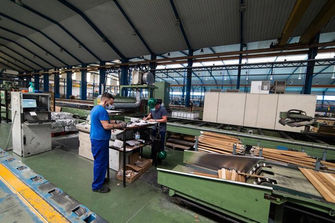 Archivo - Un trabajador durante su jornada laboral.