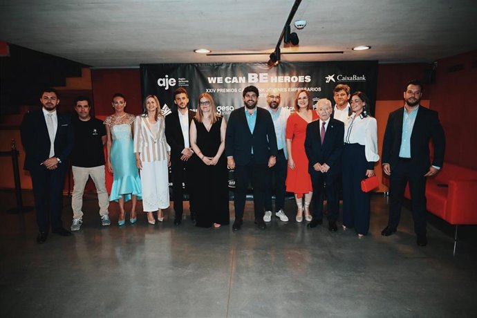 Foto de familia de la cuarta edición del premio CaixaBank Jóvenes Empresarios Héroes, organizado por la Asociación de Jóvenes Empresarios y CaixaBank