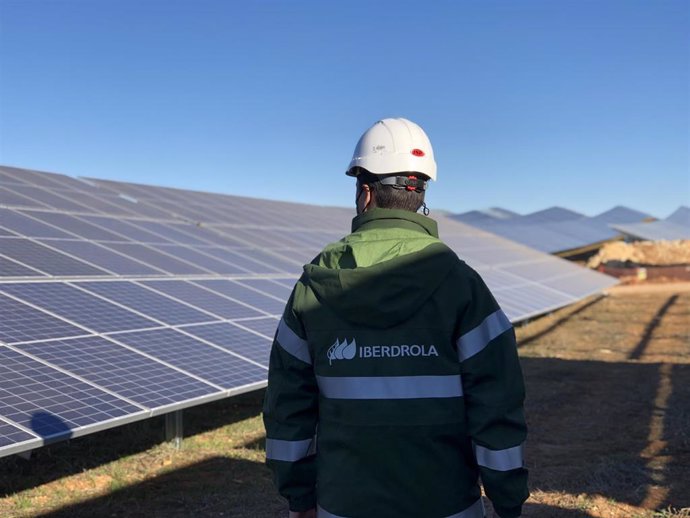 Archivo - Iberdrola gana peso en su 'joint venture' con Mapfre tras sumar 150 MW fotovoltaicos a la cartera