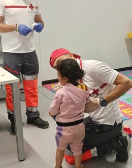 Interceptan una patera con siete hombres, una mujer embarazada y una niña, en una playa de Elche