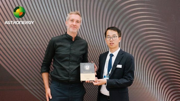 Jack Zhou (right), Head of Astronergy Global Product Management, receives the gold 'Trust Mark from Ariel Re on June 15 at the Intersolar Europe 2023.