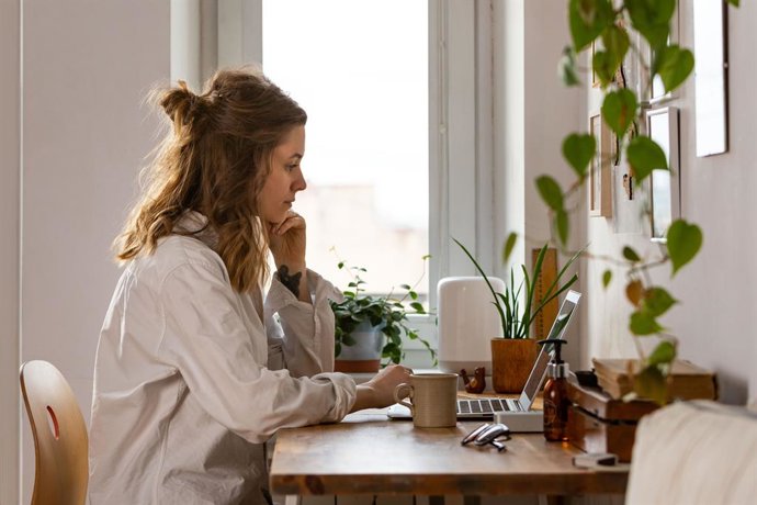 Mujer teletrabajando