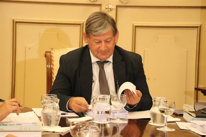 El presidente del Parlament, Vicen Thoms, durante la firma.