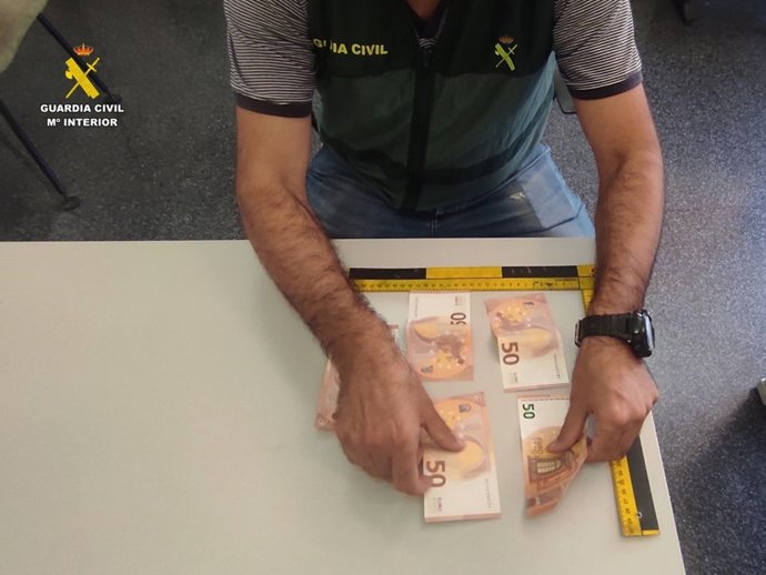 Dos detenidos por comprar con billetes falsos en Santa Pola e intentar vender dinero falsificado