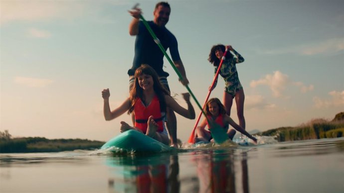 Decathlon lanza la campaña 'El verano nos hace bien' para resaltar los beneficios del deporte sobre la salud