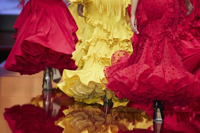 Archivo - Varias modelos posan con vestidos de la firma Sonibel en una reciente edición de Simof.