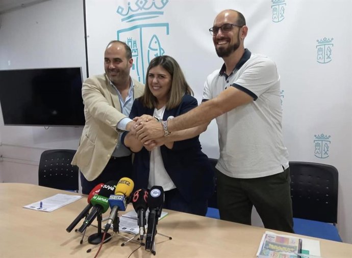 Antonio J. Aragón (PP), Inmaculada Sánchez (AxSí) y Sergio Cárceres (Siempre Conil) tras firmar un pacto de gobierno en Conil (Cádiz)