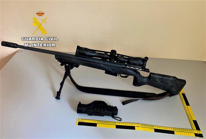 El rifle y el visor término interceptados por la Guardia Civil de León