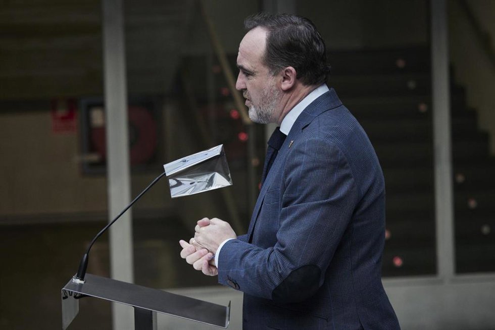 Archivo - El presidente de UPN, Javier Esparza, comparece a su llegada al Parlamento para participar en un pleno, en el Parlamento de Navarra, a 10 de febrero de 2022, en Pamplona, Navarra (España). Durante la rueda de prensa ha asegurado su "total y ab