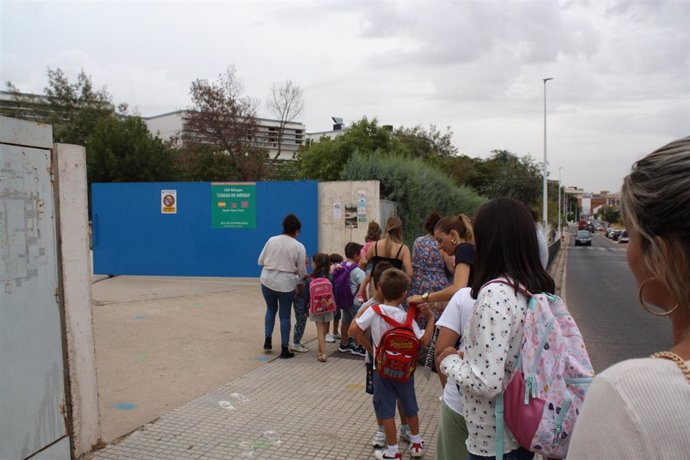 Entrada a un centro escolar en Extremadura