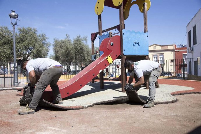 Archivo - Operarios realizan trabajos de mejora en uno de los parques infantiles de la localidad.