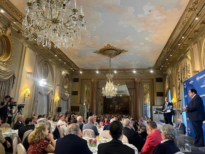 Desayuno informativo con el conseller de Interior de la Generalitat, Joan Ignasi Elena