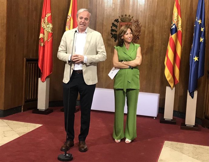 La candidata del PP a la Alcaldía de Zaragoza y previsiblemente nueva alcaldesa a partir de este sábado, Natalia Chueca, y el alcalde saliente, Jorge Azcón, tras el traspaso de poderes