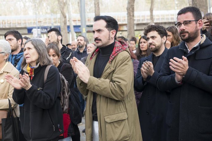 Archivo - El diputado de Guayem Lluc Salellas (1d) participa en un acto de apoyo a los cuatro acusados por cortar las vías del AVE en las protestas del primer aniversario del 1-O, en los Juzgados de Girona, a 28 de marzo de 2023, en Girona, Catalunya (E