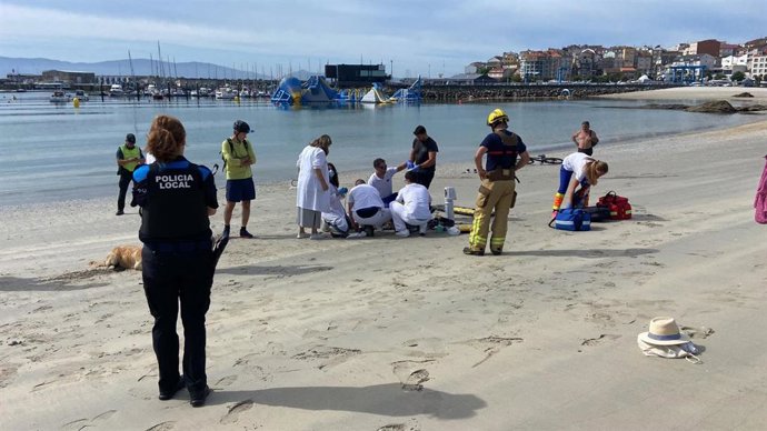 Operativo para reanimar e trasladar en helicóptero a unha muller que sacaron da auga na praia de Baltar, en Sanxenxo (Pontevedra)