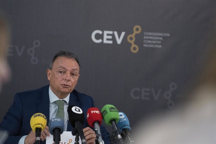 Archivo - El presidente de la CEV, Salvador Navarro