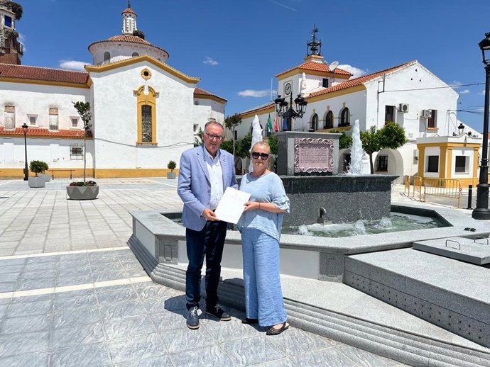 El delegado en funciones de Cohesión Territorial de la Diputación de Córdoba, Juan Díaz,en la Plaza de la Constitución de Valsequillo.