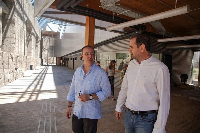 El delegado en funciones de Economía del Ayuntamiento de Sevilla, Francisco Páez, primero por la izquierda, en las antiguas naves de Renfe en San Jerónimo.