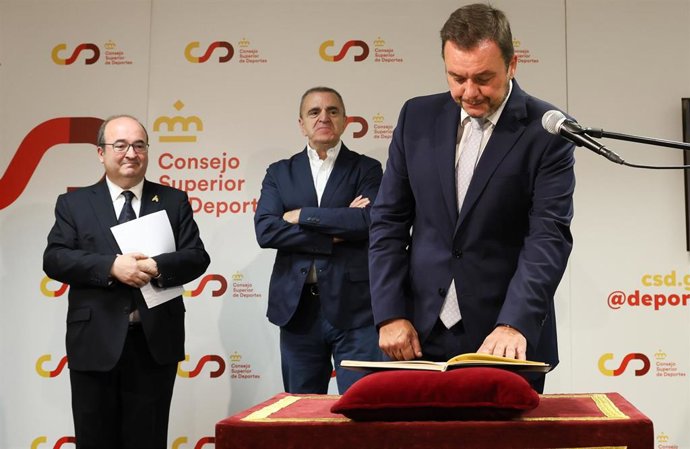 Víctor Francos, en el momento de tomar posesión de su cargo de presidente del CSD en presencia de Miquel Iceta y José Manuel Franco