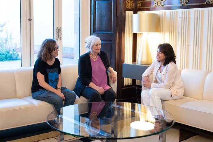 La presidenta del Parlament, Anna Erra, amb les diputades de la CUP Dolors Sabater i Eullia Reguant