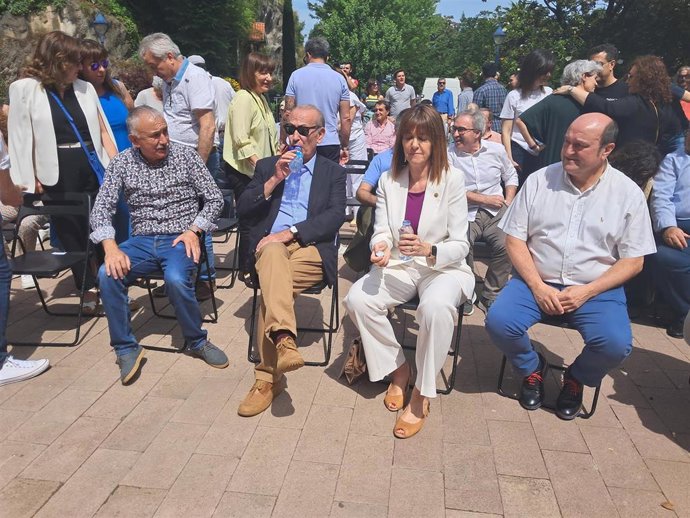 Acto de homenaje a Nicolas Redondo Urbieta en Portugalete con la presencia del secretario general de UGT, Pepe Álvarez.