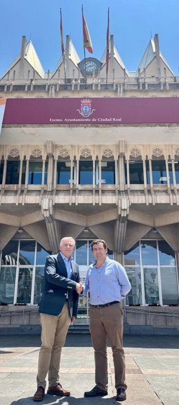 Los candidatos a la Alcaldía de Ciudad Real del PP, Francisco Cañizares, y Vox, Ricardo Chamorro