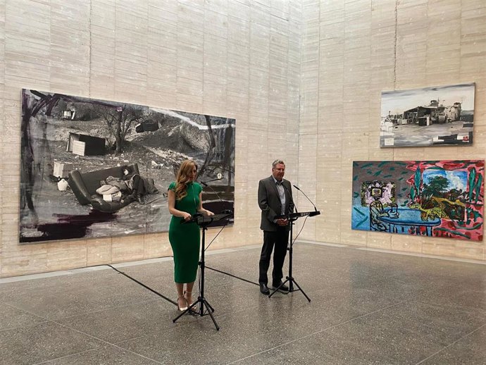 La viceconsejera de Acción Cultural, Mar Sancho, y el director de lMusac, Álvaro Rodríguez Fominaya, en la presentación de las nuevas exposiciones.