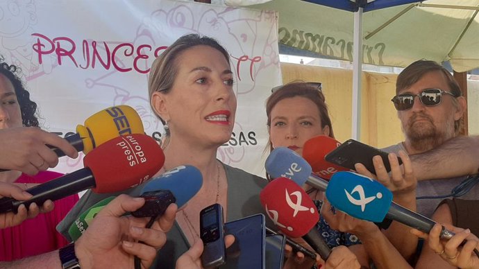 La presidenta del PP en Extremadura, María Guardiola, atiende a los medios en Badajoz