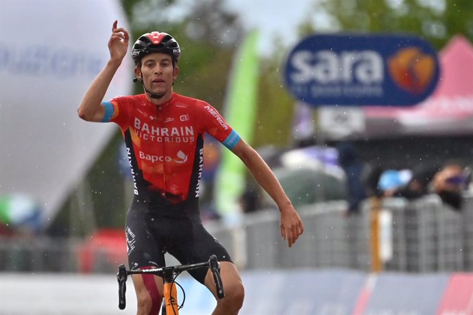 Archivo - 13 May 2021, Italy, Ascoli Piceno: Swiss cyclist Gino Mader of Team Bahrain celebrates as he crosses the finish line to win the sixth stage of the 104th edition of the Giro d'Italia cycling race, a 160 km Intermediate stage from Grotte di Fras