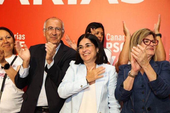 La secretaria de Sanidad del PSOE y candidata a la Alcaldía de Las Palmas de Gran Canaria, Carolina Darias (c), durante el seguimiento de la jornada electoral en la sede del PSOE Canarias, a 28 de mayo de 2023, en Las Palmas de Gran Canaria, Gran Canari