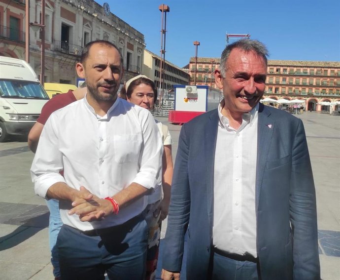 Enrique Santiago (dcha.) junto a Sebastián Pérez en la Plaza de la Corredera de Córdoba.
